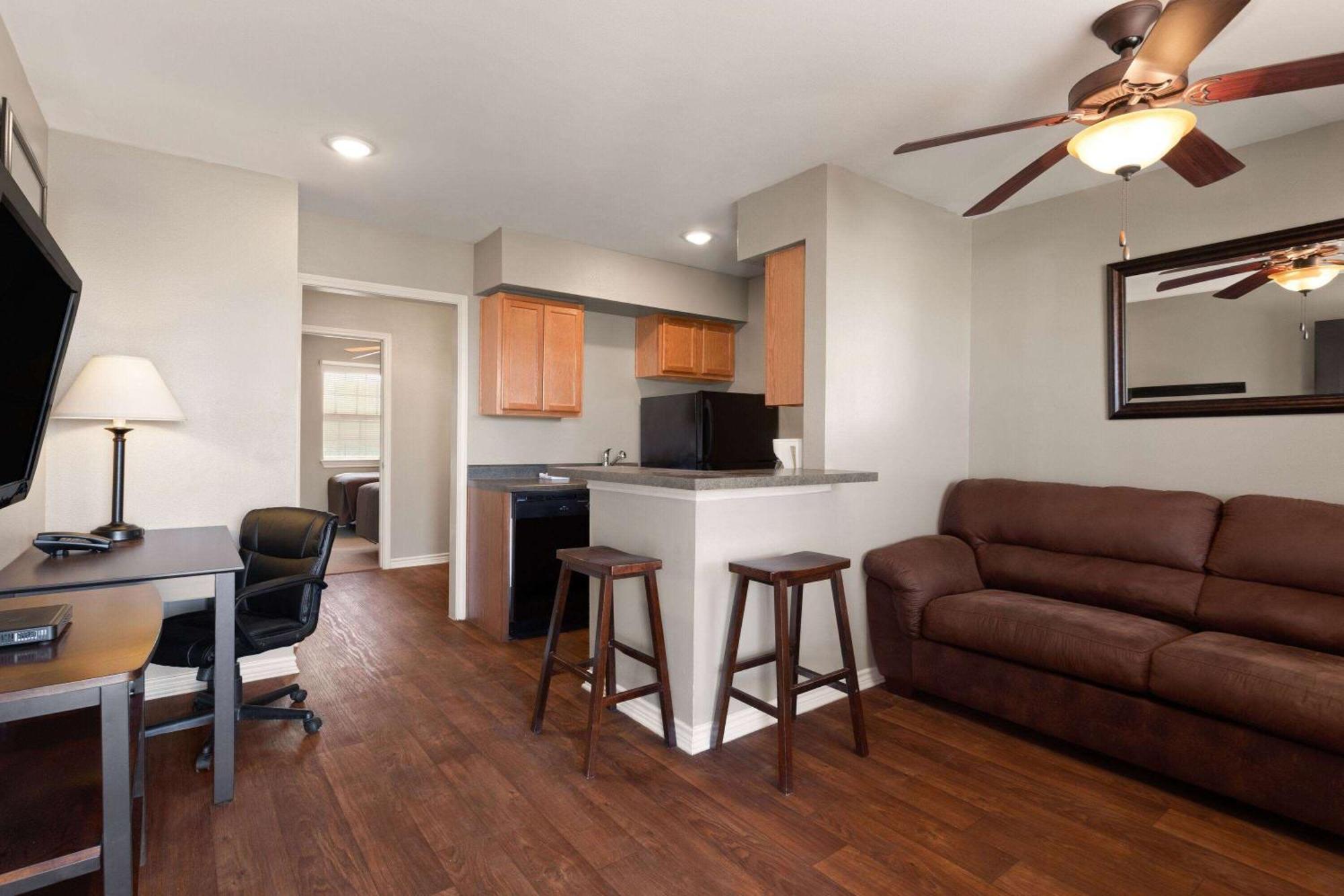 Eagle'S Den Suites Cotulla A Travelodge By Wyndham Exterior foto