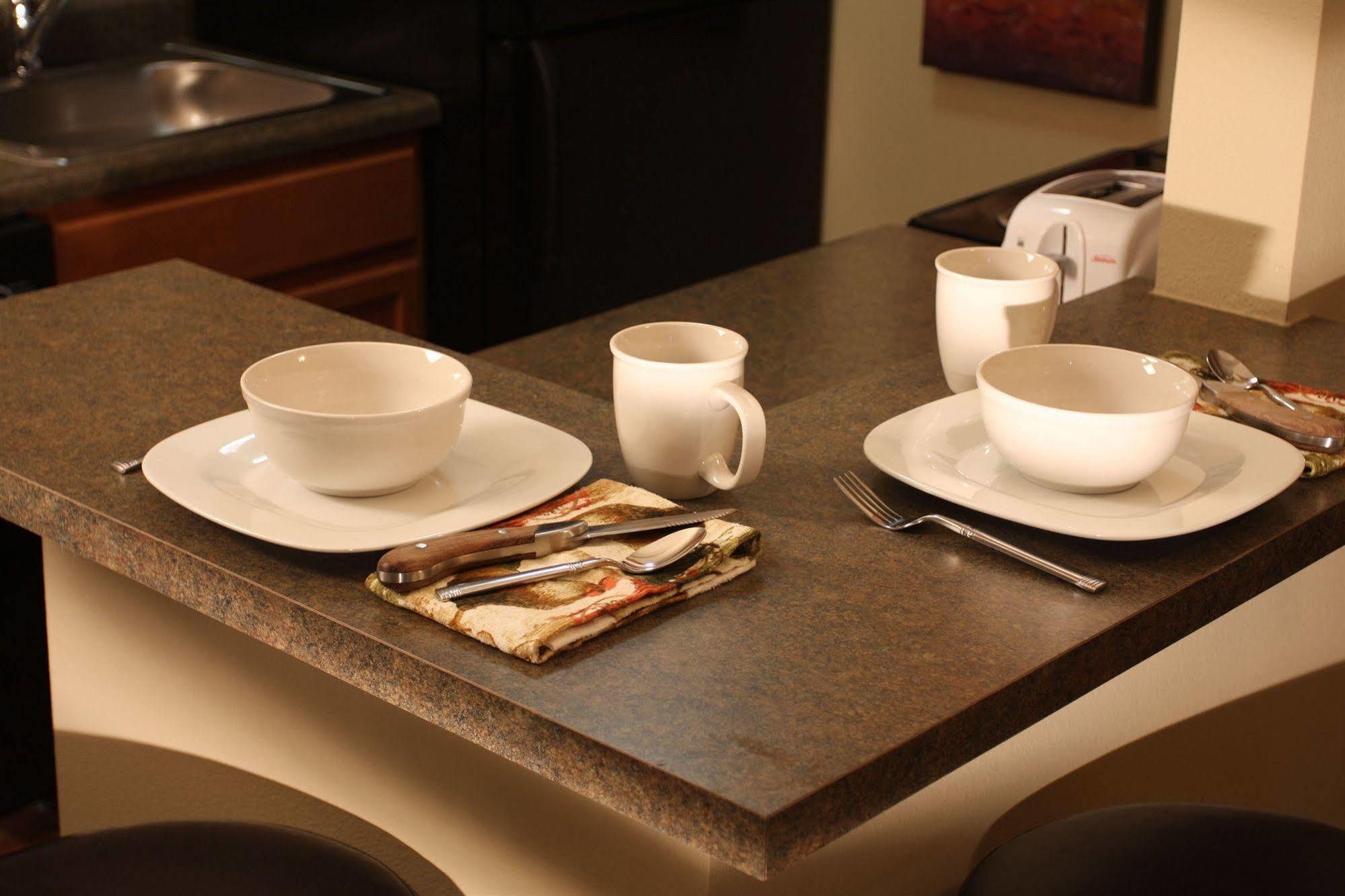 Eagle'S Den Suites Cotulla A Travelodge By Wyndham Exterior foto